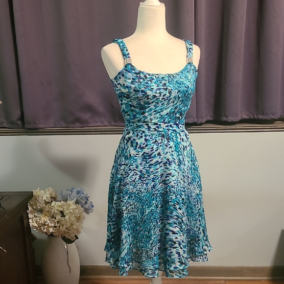 White House Black Market Dresses & Skirts - White House Black Market Elegant Blue Patterned Dress - Size 00